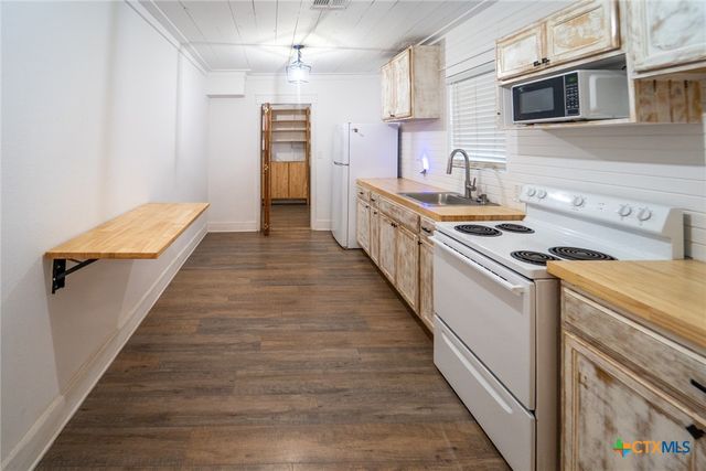 1006 W North Street, Victoria, TX 77901