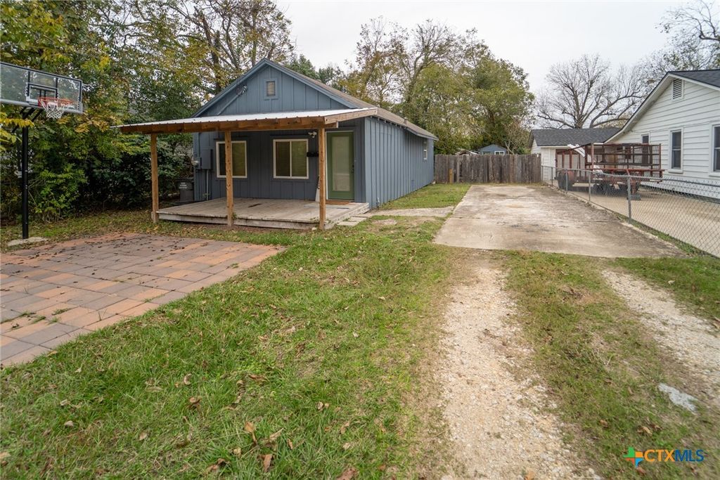 1006 W North Street, Victoria, TX 77901