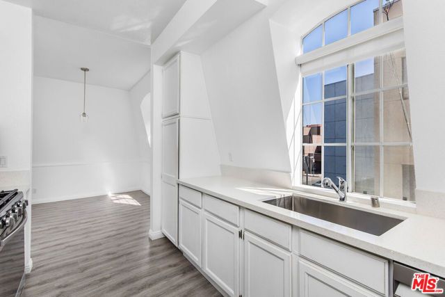 9800 Vidor Drive 303, Los Angeles, CA 90035