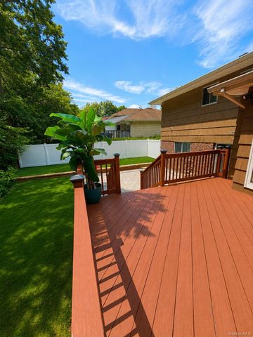 27 Barrypark Court, Albertson, NY 11507
