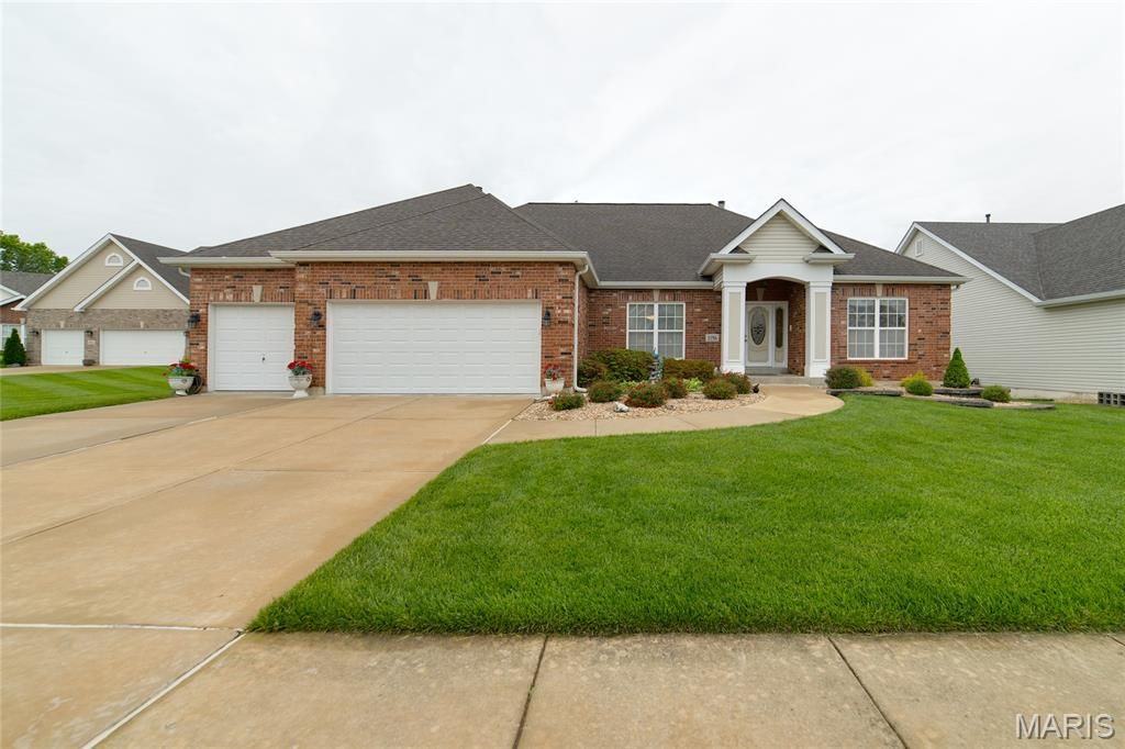1156 Hollow Valley Court, St Charles, MO 63304