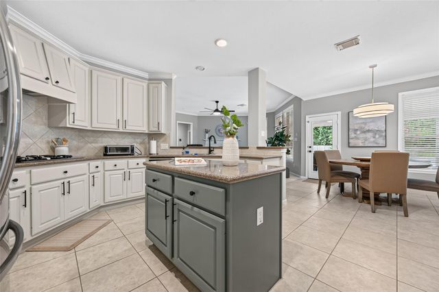 27 E Shale Creek Circle, The Woodlands, TX 77382