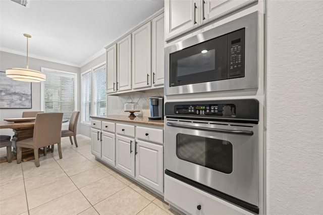 27 E Shale Creek Circle, The Woodlands, TX 77382