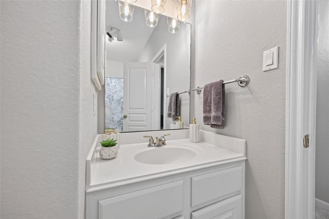 27 E Shale Creek Circle, The Woodlands, TX 77382
