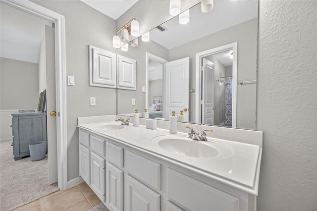 27 E Shale Creek Circle, The Woodlands, TX 77382