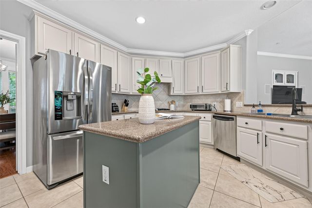 27 E Shale Creek Circle, The Woodlands, TX 77382