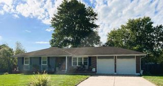 102 SW Moore Court, Blue Springs, MO 64014
