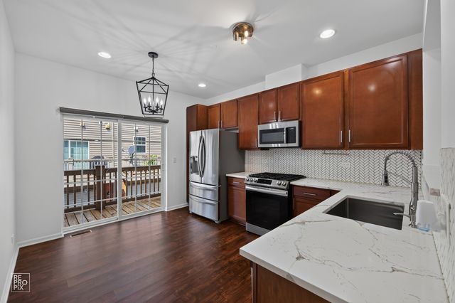 220 Laurel Avenue, Des Plaines, IL 60016