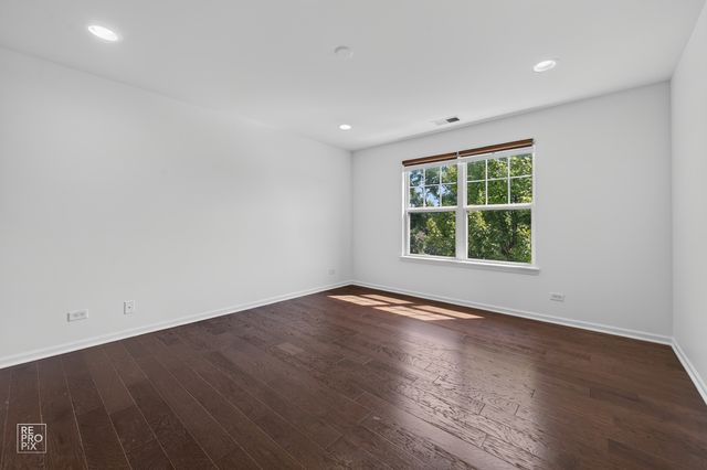 220 Laurel Avenue, Des Plaines, IL 60016