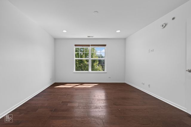 220 Laurel Avenue, Des Plaines, IL 60016