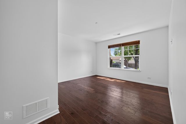 220 Laurel Avenue, Des Plaines, IL 60016