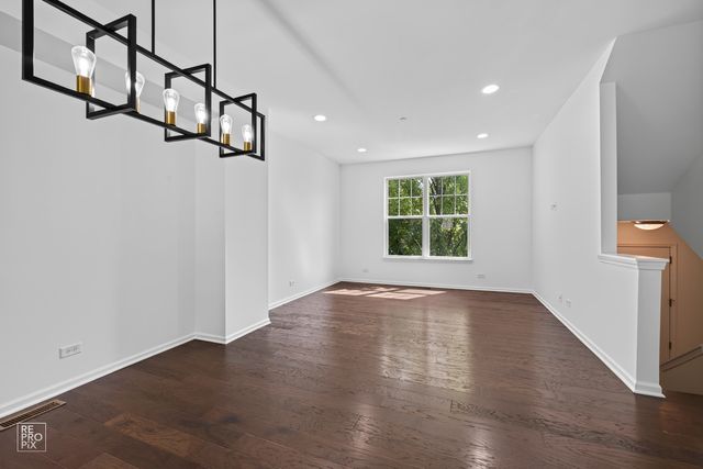 220 Laurel Avenue, Des Plaines, IL 60016