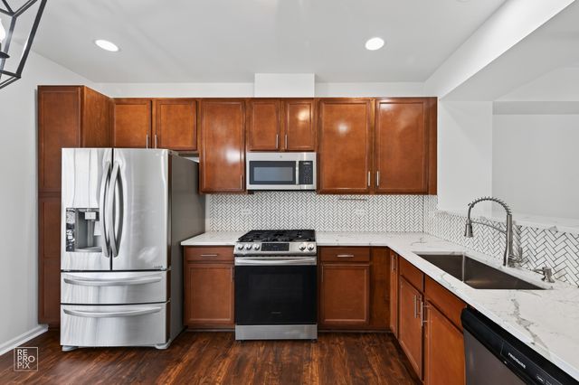 220 Laurel Avenue, Des Plaines, IL 60016