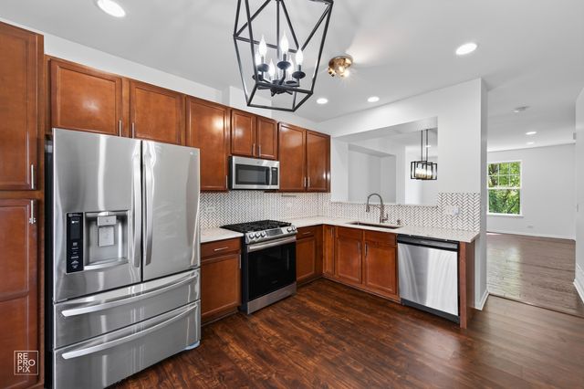 220 Laurel Avenue, Des Plaines, IL 60016
