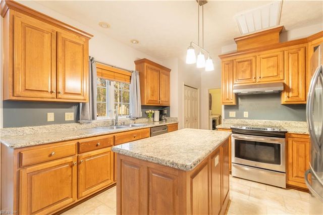 217 Pasture LN, Yorktown, VA 23693