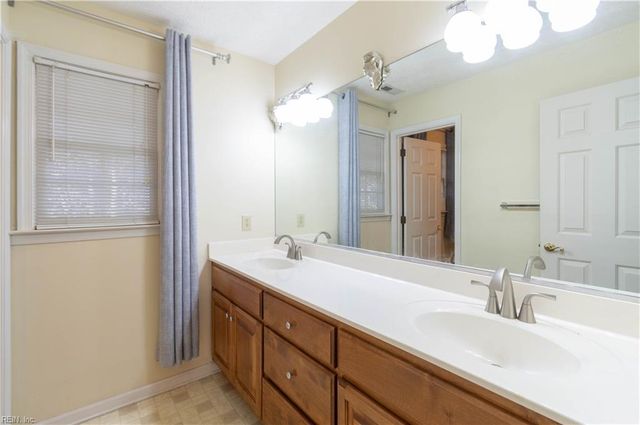 217 Pasture LN, Yorktown, VA 23693