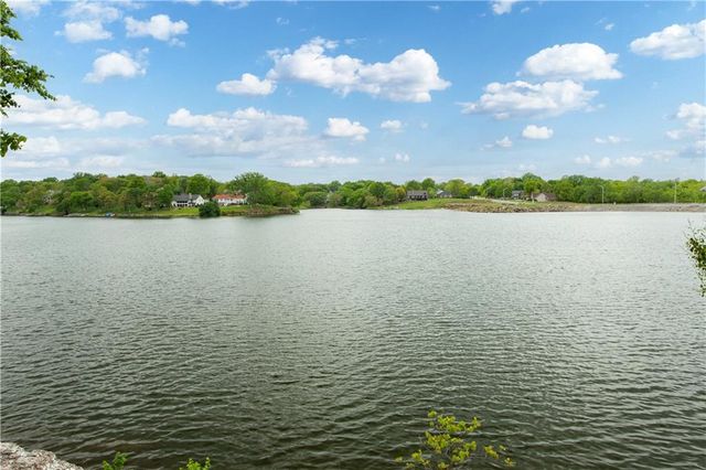 414 NE Point Drive, Lee's Summit, MO 64064
