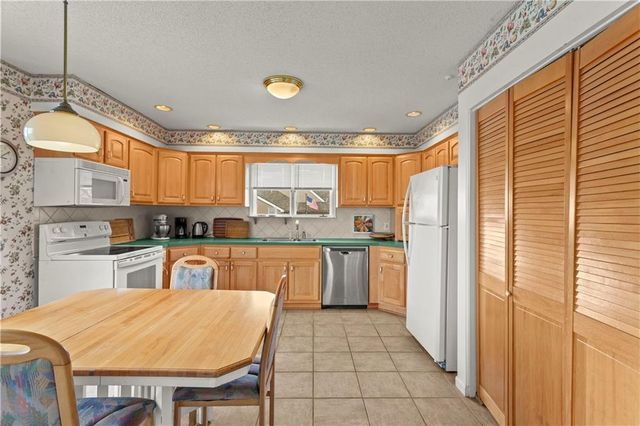 414 NE Point Drive, Lee's Summit, MO 64064