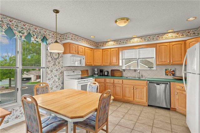 414 NE Point Drive, Lee's Summit, MO 64064
