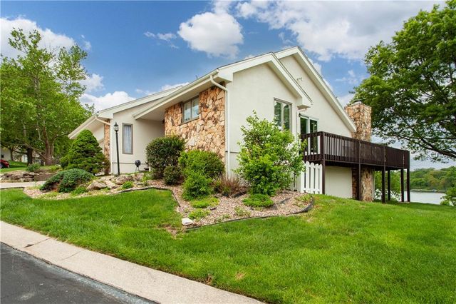 414 NE Point Drive, Lee's Summit, MO 64064