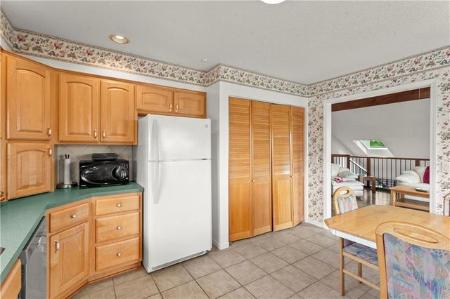 414 NE Point Drive, Lee's Summit, MO 64064