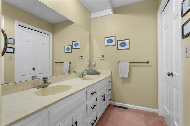 414 NE Point Drive, Lee's Summit, MO 64064