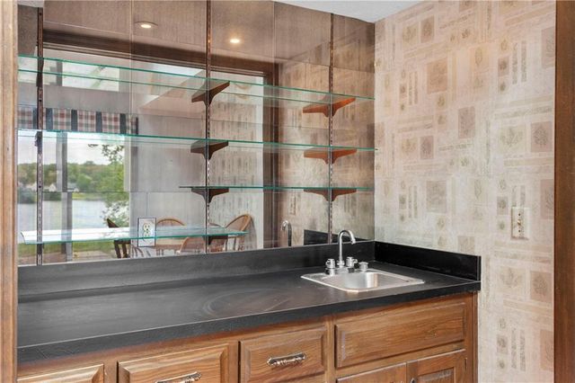 414 NE Point Drive, Lee's Summit, MO 64064