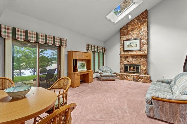 414 NE Point Drive, Lee's Summit, MO 64064