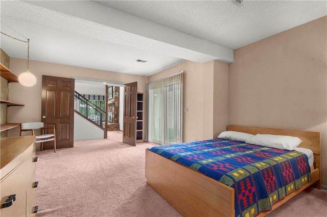 414 NE Point Drive, Lee's Summit, MO 64064