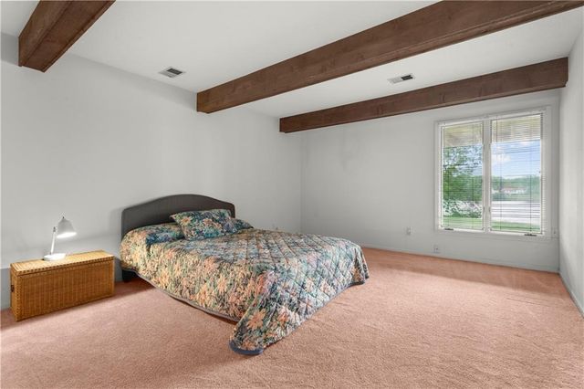 414 NE Point Drive, Lee's Summit, MO 64064
