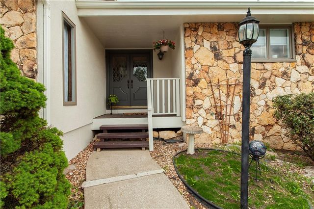 414 NE Point Drive, Lee's Summit, MO 64064