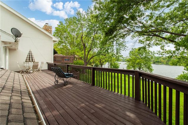 414 NE Point Drive, Lee's Summit, MO 64064