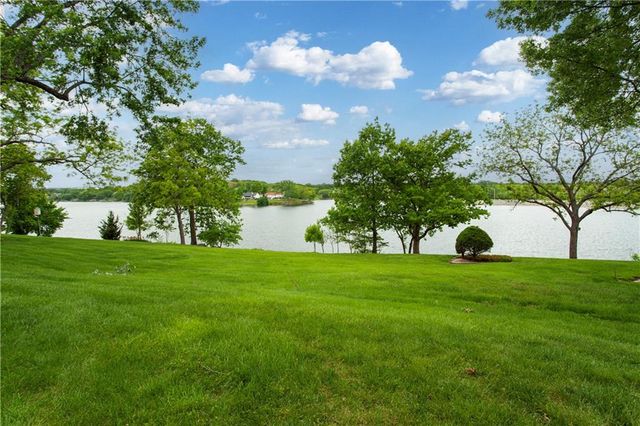 414 NE Point Drive, Lee's Summit, MO 64064
