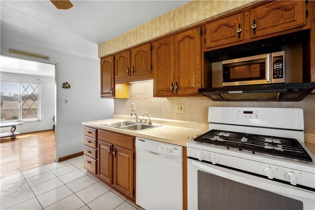 257 Robinhood Rd, Green Tree, PA 15220