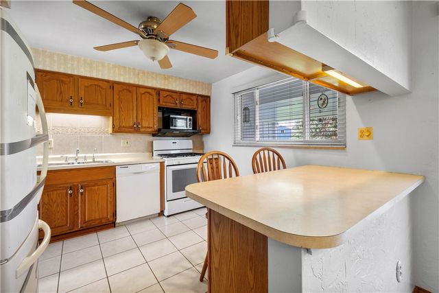 257 Robinhood Rd, Green Tree, PA 15220