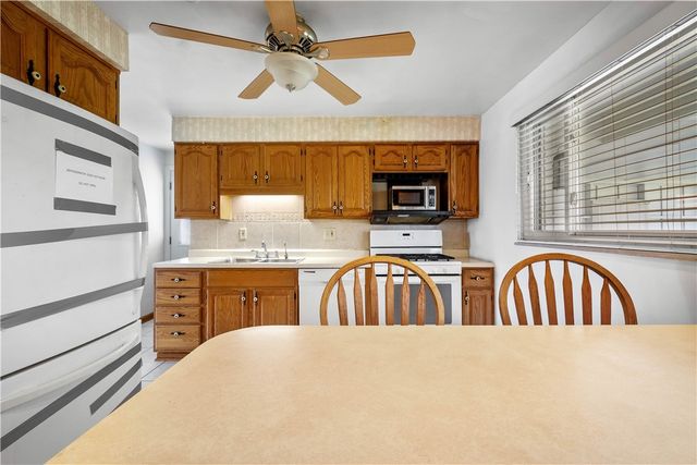 257 Robinhood Rd, Green Tree, PA 15220