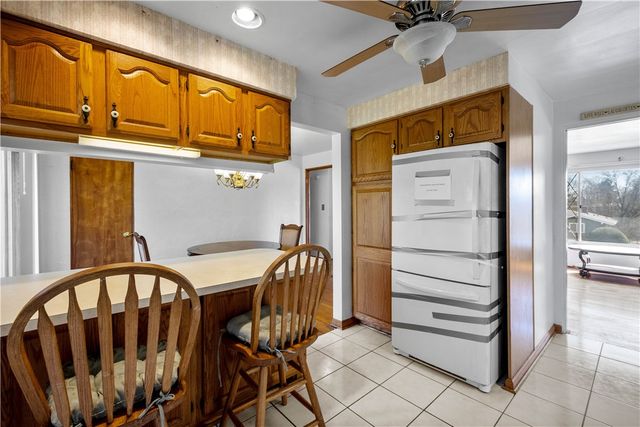 257 Robinhood Rd, Green Tree, PA 15220