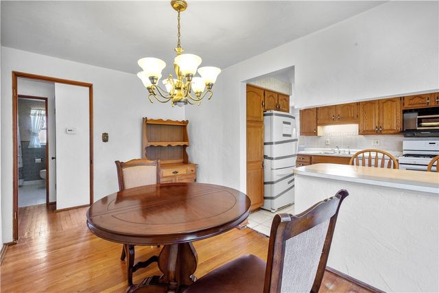 257 Robinhood Rd, Green Tree, PA 15220