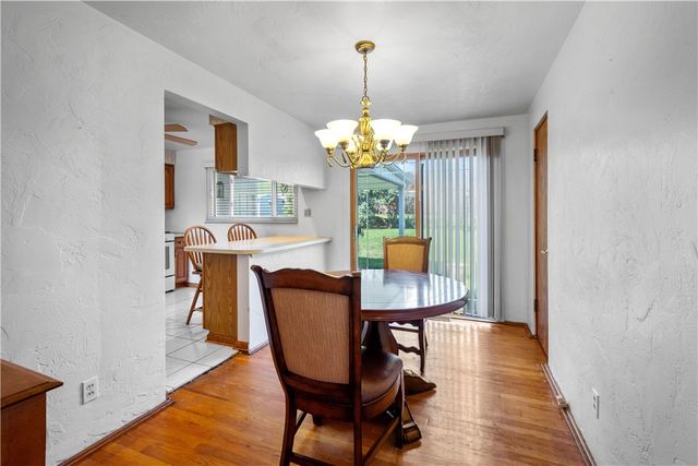 257 Robinhood Rd, Green Tree, PA 15220