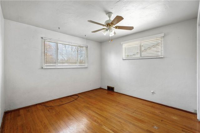 257 Robinhood Rd, Green Tree, PA 15220