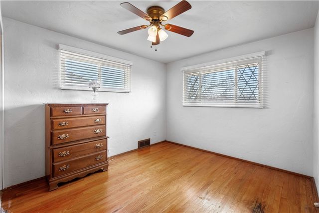 257 Robinhood Rd, Green Tree, PA 15220