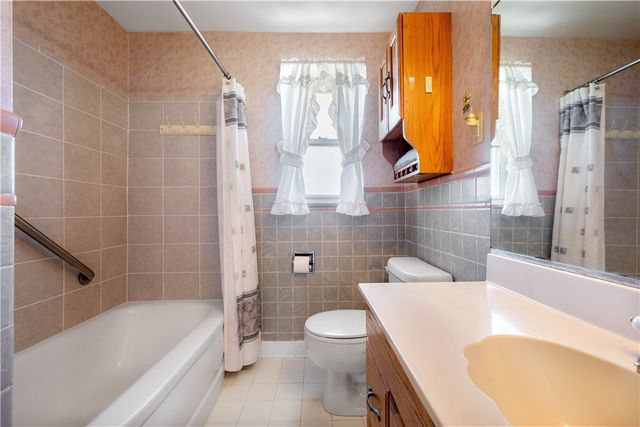 257 Robinhood Rd, Green Tree, PA 15220