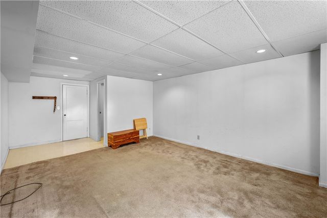 257 Robinhood Rd, Green Tree, PA 15220