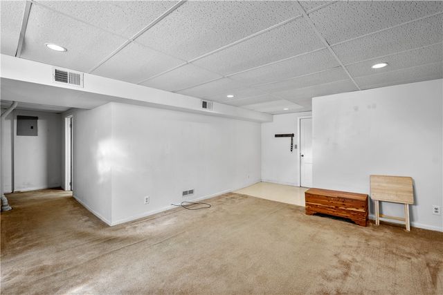 257 Robinhood Rd, Green Tree, PA 15220