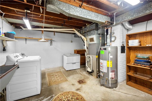 257 Robinhood Rd, Green Tree, PA 15220