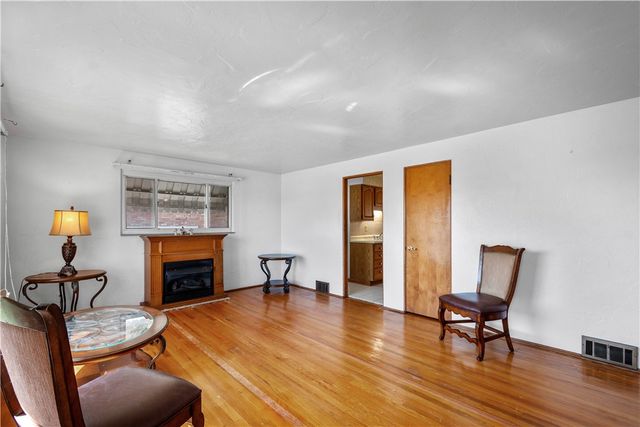 257 Robinhood Rd, Green Tree, PA 15220