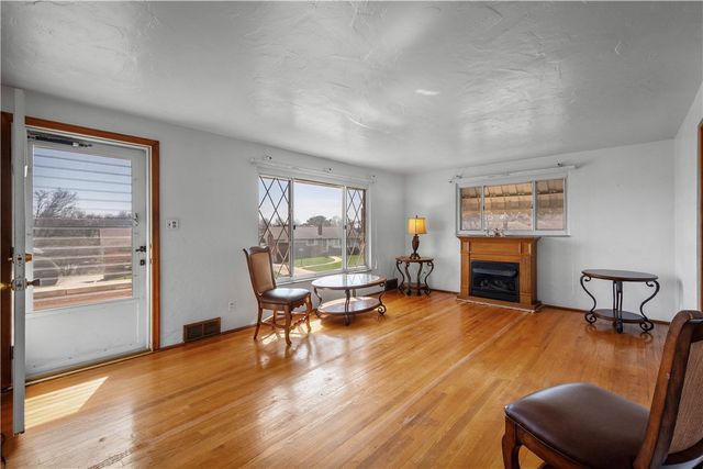 257 Robinhood Rd, Green Tree, PA 15220