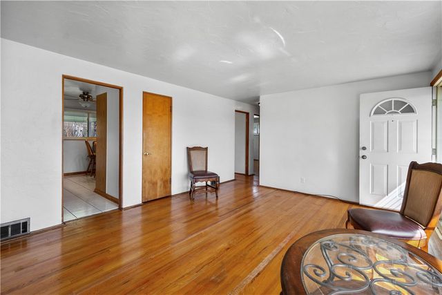 257 Robinhood Rd, Green Tree, PA 15220