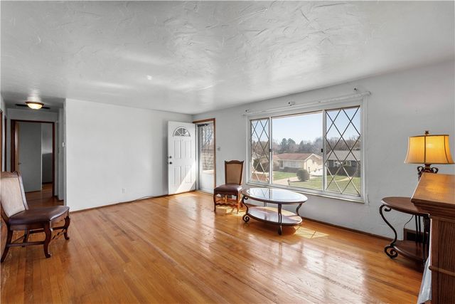 257 Robinhood Rd, Green Tree, PA 15220