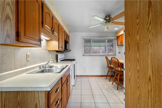 257 Robinhood Rd, Green Tree, PA 15220